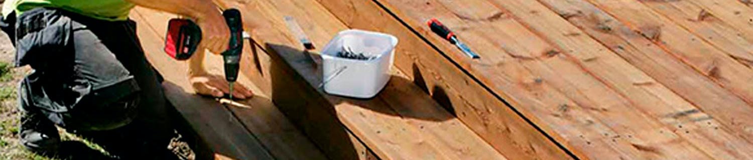 Puuterassin kiertävät portaat